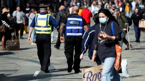 Cuerpos de seguridad patrullando las calles de Newcastle en Inglaterra
