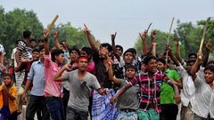 Protestas de trabajadores contra los jefes y los ingenieros del edificio derrumbado.