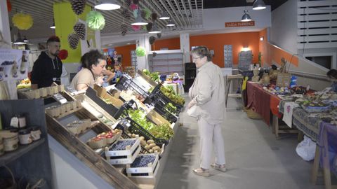 Mercado agroecológico de A Estruga en la plaza de abastos de Vilalba