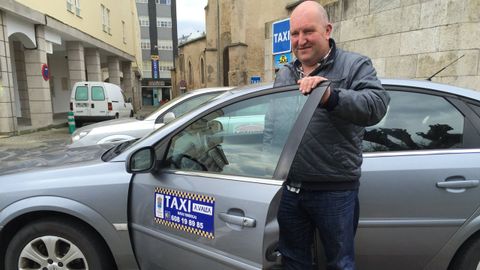 Antonio Valea, taxista de Ribadeo, en una imagen de archivo, antes de coger la baja por enfermedad.