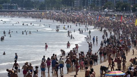 Lleno en la playa de San Lorenzo, en la Semana Grande