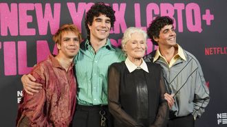 Los directores Javier Calvo y Javier Ambrossi junto a Julio Torres y Glenn Close