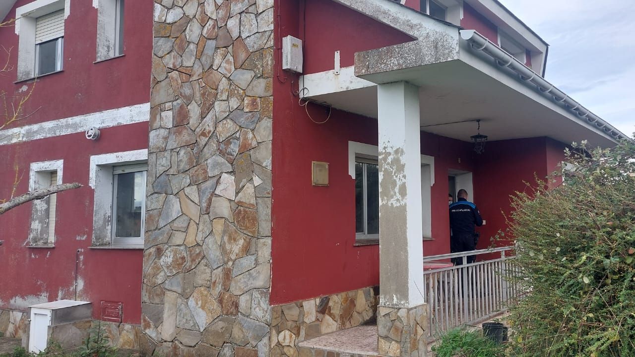 Aparecen dos hermanos muertos en su casa en Ribadeo, en la zona de As Barreiras