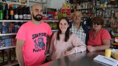 Los hermanos Antonio y Alba Martínez Sotelo, con sus padres Antonio Martínez Vázquez y Dolores Sotelo Gil, en el negocio familiar de la Tienda Ferretería Poulo, en Gomesende.