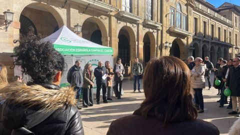Miembros de la Asociaci�n Espa�ola Contra el C�ncer y el paciente Benjam�n participan en la lectura del manifiesto en Oviedo