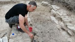 Fabrice Couvin trabajando en la �ltima campa�a de excavaciones del castro de Cereixa