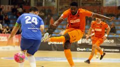 Bingyoba dispara a porter�a durante el partido contra el MRB M�stoles en el Vista Alegre.