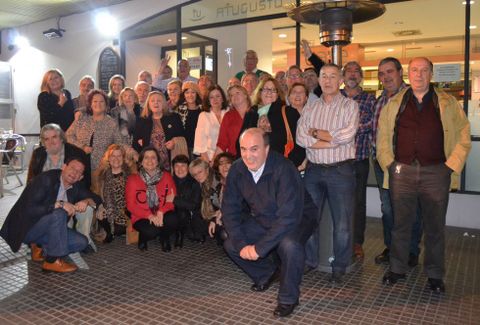 Amigos, vecinos y exvecinos de la calle de la Falperra celebraron su primer encuentro y ya piensan en el siguiente.