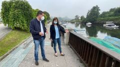 La alcaldesa de Betanzos, Mar�a Barral, y el concejal de Obras, Diego Fern�ndez, en el paseo