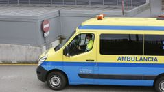 Un t�cnico en emergencias sanitarias, en el entorno del Hospital Montecelo, en Pontevedra