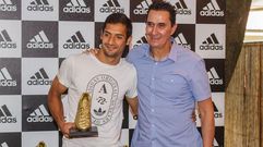 Celso Borges posa junto a su padre en un acto para los mundialistas costarricenses.