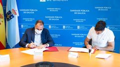 El conselleiro de Sanidade, Julio Garca Comesaa, firma convenio con Concello de Baltar, para la reforma del centro de salud.