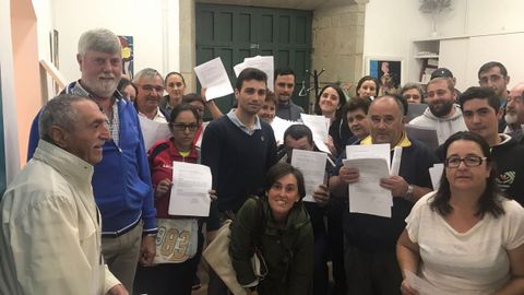 Vecinos de Baredo con las alegaciones que presentaron contra el campo de golf en 2017