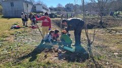 Plantaci�n de �rboles aut�ctonos por parte de los alumnos del CEIP Padre Crespo. 