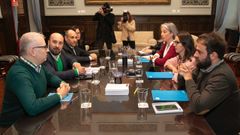 Gonzalo Castro, jefe de gabinete de alcald�a, a la derecha de Jos� Manuel Lage Tu�as