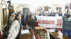Miembros de la federaci�n vecinal en el pleno de Lugo donde fueron desalojados, con la concejala no adscrita, Mar�a Reigosa, a la izquierda