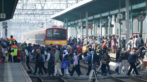 Ciudadanos indonesios en la hora punta de la estaci�n de tren de Jakarta
