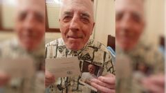 El trabadense Manuel L�pez posa con la carta del Papa Le�n XIV y su foto firmada