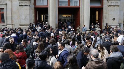 Sanidade planteaba una formación equivalente al mir, en la foto de archivo titulados en Medicina antes de realizar el examen en Santiago