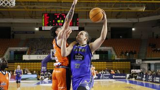 Mart&iacute;n Iglesias pele&oacute; en la pintura con los gigantes de naranja