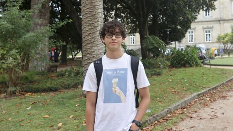 Alejandro Sambade Caamao curs segundo de bachillerato en el IES Torrente Ballester de Pontevedra y va a estudiar Filologa Clsica en la USC