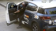 Un polic�a nacional sale de un coche patrulla en Monforte, en una fotograf�a de archivo