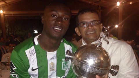 Eladio Tamayo sostiene el trofeo de la Copa Libertadores junto a Marlos Moreno