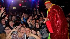 King �frica no se limit� a cantar, sino que tambi�n pos� con sus admiradores en una larga sesi�n fotogr�fica.