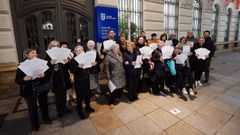 Entrega simb�lica de firmas, este jueves, ante el Concello de Pontevedra para reclamar la mejora del barrio de Altamira