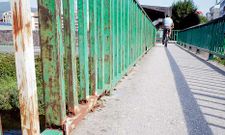 El �xido se come las barandillas que protegen las pasarelas que cruzan el r�o Sar en Padr�n. 