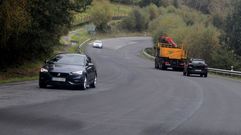 Coches en uno de los tramos de la N-540 que tambi�n quedaron meses sin pintar en el 2024