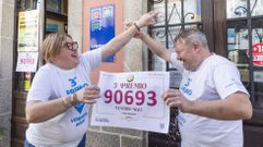 Sara y Fernando, de Casa Rogelio, celebran los tres d�cimos vendidos