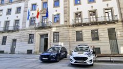 Coches de la Polic�a Local y Polic�a Nacional, en la puerta de la Audiencia