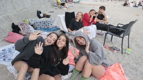 Las playas de Riazor y Orz�n amanecieron llenas de j�venes que pasaron la noche sobre la arena para disfrutar del San Xo�n