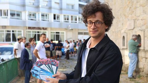 Pablo Lino este lunes en las taquillas del coso de San Roque, en Pontevedra, mostrando las 35 entradas que compr� para su pe�a, Los Rejones.