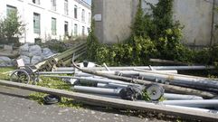 B�culos y elementos de farolas, apuntalamientos y hasta una silla de ruedas acopiados en suelo