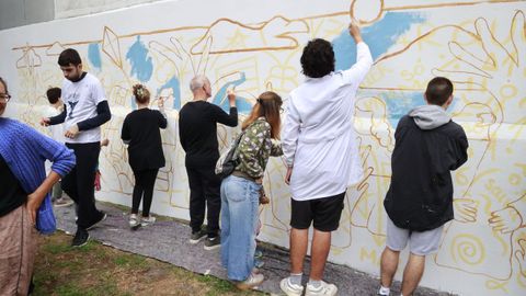 Vecinos del Agra pintan un mural en el parque del Observatorio