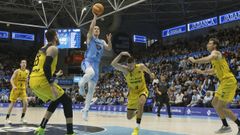 Aleksandar Aranitovic se dispone a anotar en la visita del Gran Canaria al Pazo.