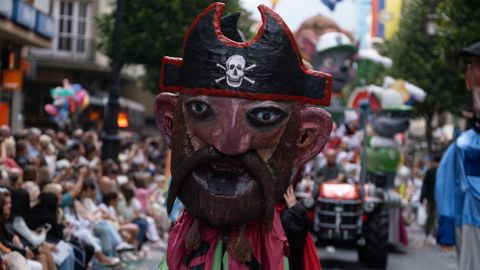 Las calles del centro de Oviedo acogen este jueves el tradicional desfile del día de América en Asturias, en su 72 edición