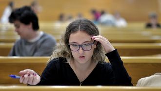 Una alumna mira con dudas un examen de selectividad, en una imagen de archivo.