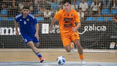 Izan progresa con el bal�n en un partido ante la selecci�n de Kuwait