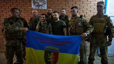 Zelensky, durante su visita al frente del Domb�s, el pasado 5 de junio