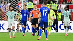 Espen Eskas rodeado de jugadores tras anular un gol a Croacia.