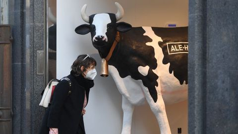 Una mujer con mascarilla camina por el centro de Oviedo