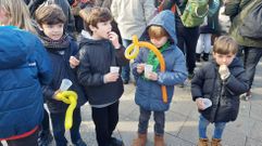 Ni�os y adultos celebran el Fin de A�o adelantado en la comarca de Pontevedra