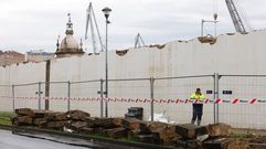 Muralla del Arsenal Militar sin las piedras del remate superior,�que permanecen acopiadas junto a la avenida de Irmandi�os.