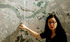 La concejala de Urbanismo, �urea Soto, ante una de los planos de la exposici�n del PXOM.