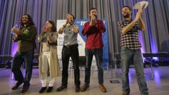 Antn Snchez, de Anova, y Xulio Ferreiro, de las mareas municipalistas, junto al lder de Podemos en Galicia, Antn Gmez-Reino, y otros cargos de la formacin morada en un mitin del 2015