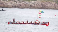 La trainera femenina de Cabo, en la Bandeira Cidade da Coru�a.