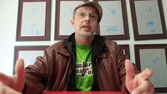 Biyi Amez interpreta el therem�n este viernes en la Casa da M�sica de Lugo